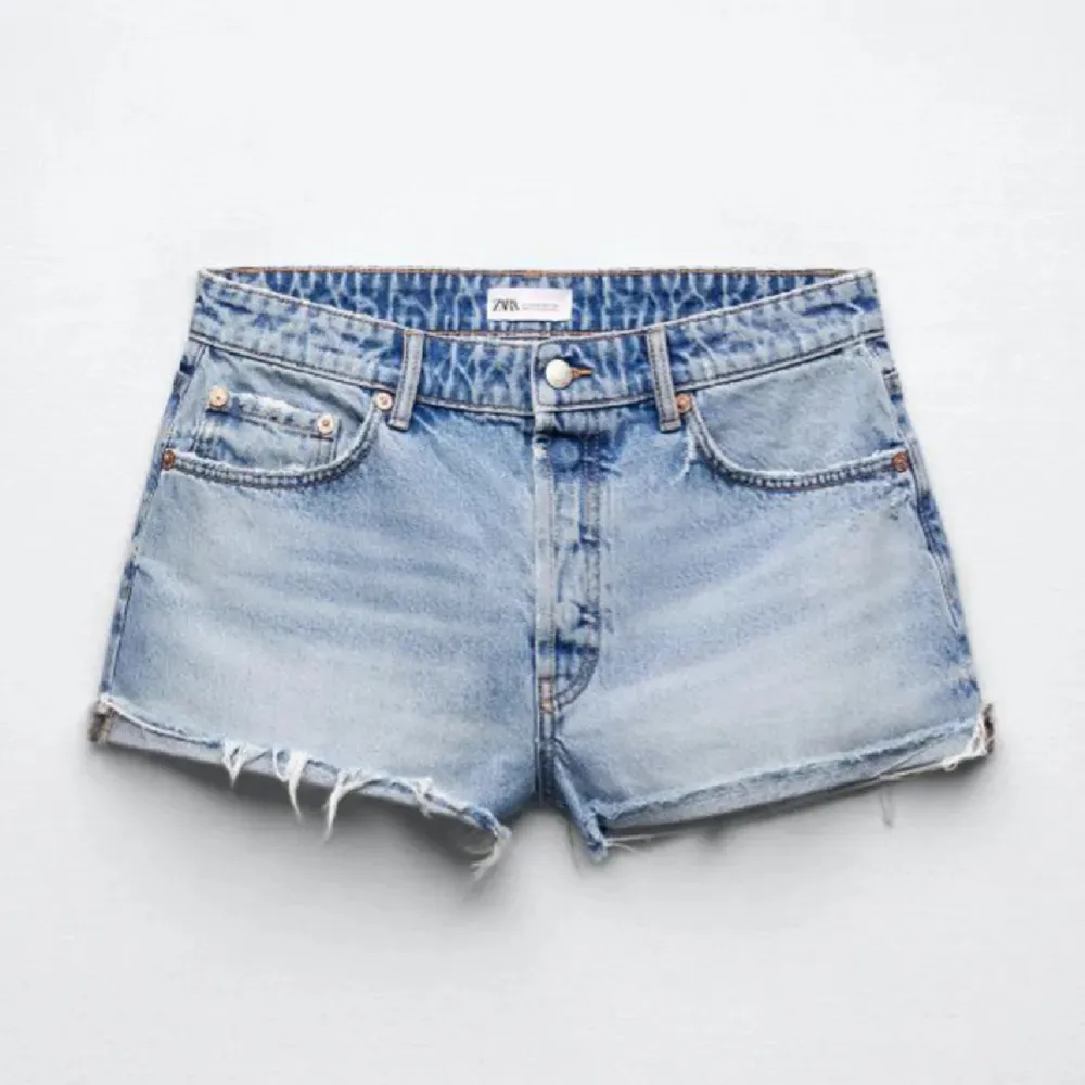 Säljer mina jeans shorts som aldrig är använda, inga defekter, storlek 38 💖Liknande som dom på bilden 💖Tänker mig ett pris runt 300💖. Shorts.