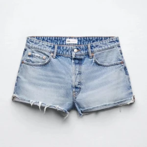 Jeans Shorts - Säljer mina jeans shorts som aldrig är använda, inga defekter, storlek 38 💖Liknande som dom på bilden 💖Tänker mig ett pris runt 300💖