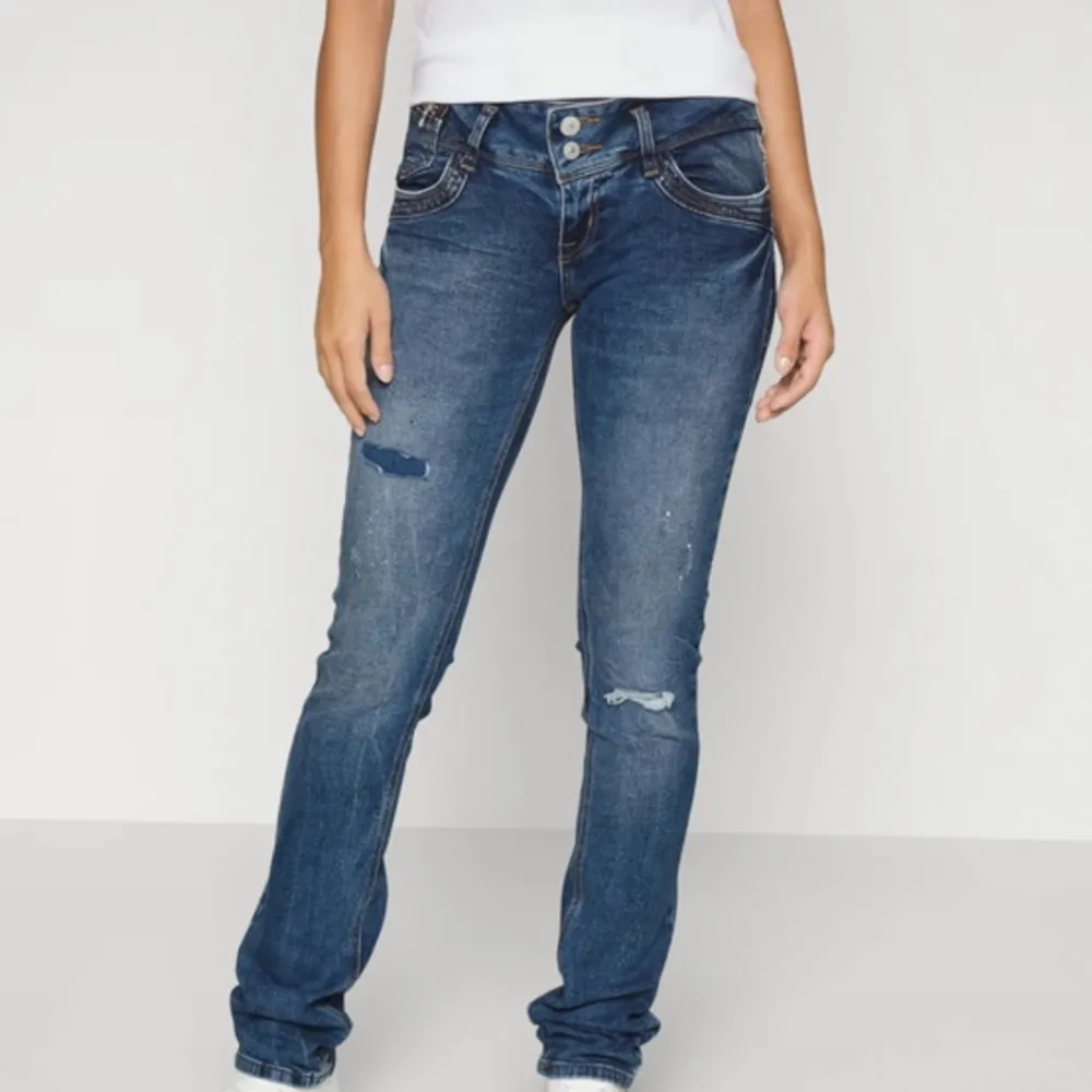 Säljer dessa jätte snygga ltb jeans eftersom de inte passade , storlek 25/30 passar xs-s! Köptes för 600 men säljer för 250, de är som nya då förra ägaren o jag it använt de!OBS IT VALERIE MODELEN!Hör av dig vid frågor😇( lånade bilder med de på🤗). Jeans & Byxor.