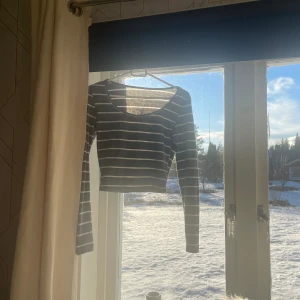 Långärmad topp - Långärmad topp som är randig i svart och grå som dessutom är använd Max 3 gånger
