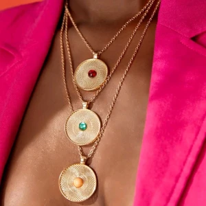 Runt charming halsband, 3 radar  - I mycket fint skick  Okänd metall  Längden ca 45 cm