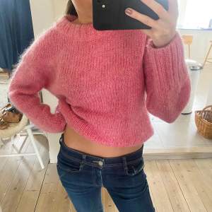 Supersnygg rosa stickad tröja från h&m i Mohair blend. Storlek S men passar både XS och M. Färgen är så fin både på hösten och på sommarkvällar. Säljer då jag har en liknande. 