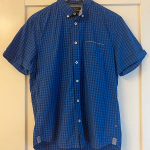 Marco Polo Herrskjorta L - Maro Polo kortärmad skjorta stl L 41/42. Fint skick, använd 2-3ggr. Inga hål eller fläckar. 🌸 Vi tvättar parfymfritt, röker INTE men katt finns i hemmet sedan några veckor tillbaka.