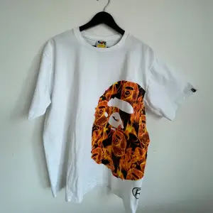 Bape t shirt i topp skick. Storlek L, men går att använda som M också. Nypris 1500.