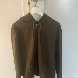 Ralph Lauren zip hoodie storlek L - Fin Ralph Lauren zip hoodie i storlek L. Använd några gånger men är håller fortfarande bra skick. Nypris ligger runt 2000kr. Säljer för 700kr men priset kan diskuteras. Kan frakta samt mötas upp.