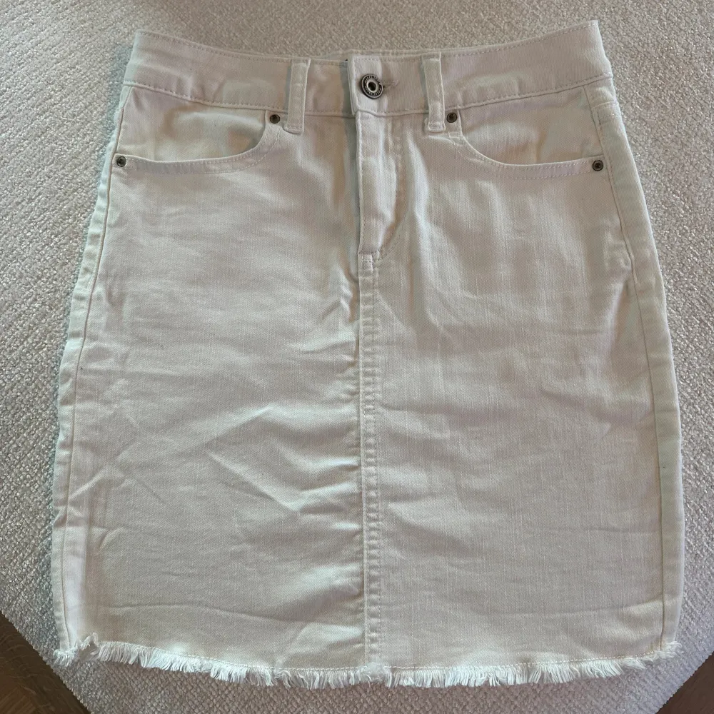 En vit jeanskjol med fransig ända från Ginatricot.  Kjolen är använd endast 1 gång och så skönt jeans material (inte det stela utan betydligt mjukare).  PERFEKT kjol till sommaren 💃🏼💃🏼💕. Kjolar.