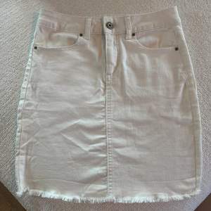 En vit jeanskjol med fransig ända från Ginatricot.  Kjolen är använd endast 1 gång och så skönt jeans material (inte det stela utan betydligt mjukare).  PERFEKT kjol till sommaren 💃🏼💃🏼💕
