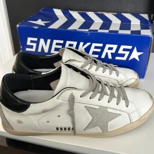 Golden goose - Säljer dessa sjukt snygga golden goose skor som är perfekt till sommaren. Skorna är i fint sick och får med box vid köpet. Hör av er vid andra funderingar 😃