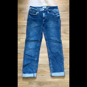 Blå jeans från Lindex. Står storlek 170 men passar även small. Säljer då jag inte använder dem längre 