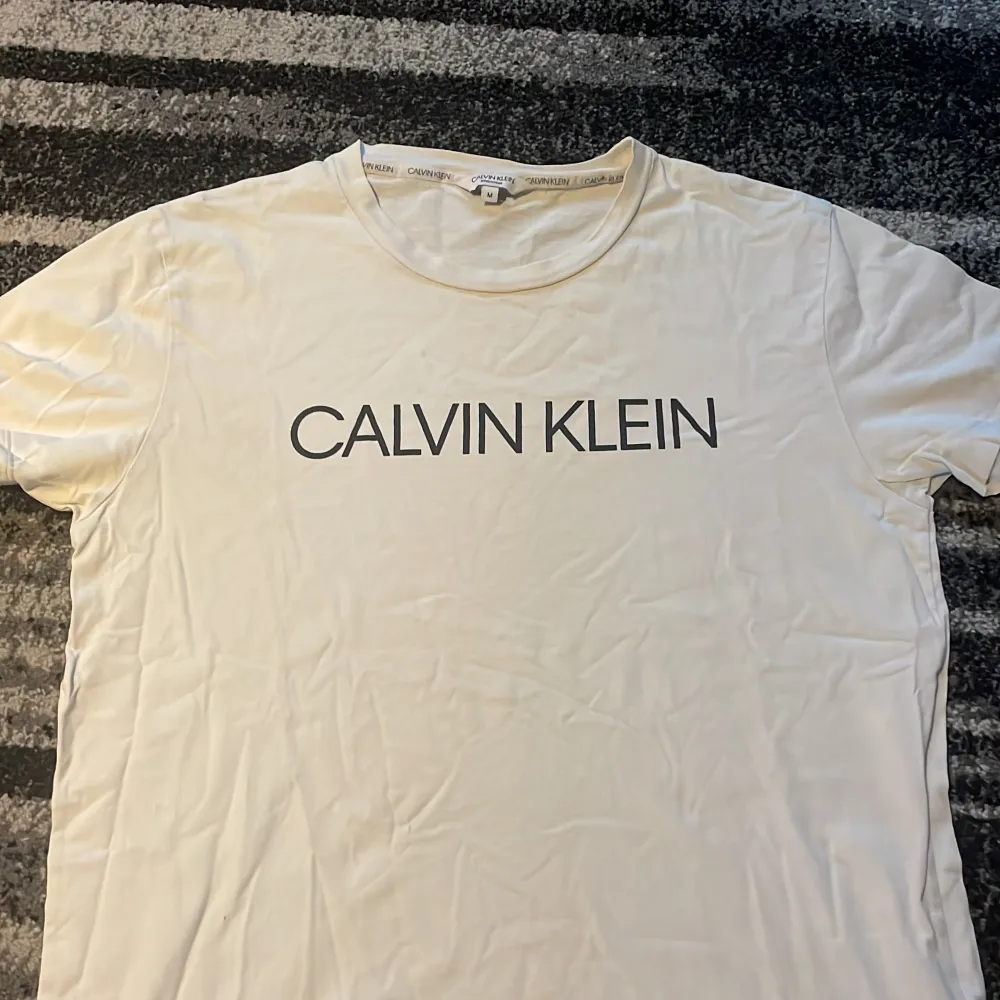 Calvin Klein t-shirt fåtal gånger använd, väldigt bra pris!!. T-shirts.