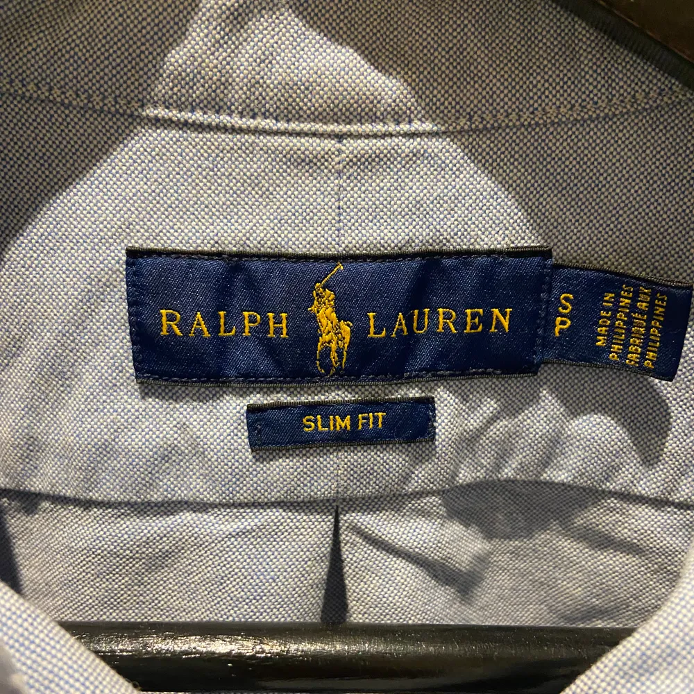 Ralph Lauren skjorta| Storlek: S | Modell: Slim fit | Skick: 9/10 | Pris 399kr | Nypris ≈ 1600kr | Kontakta mig vid intresse och fler frågor!. Skjortor.