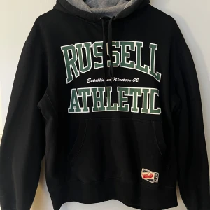 Hoodie Vintage - ⚡️Russell Athletic hoodie⚡️en jätte mysig och bekväm hoodie. Den är i storlek L men jag som vanligtvis har storlek S funkar den bra på också!! 💕💕