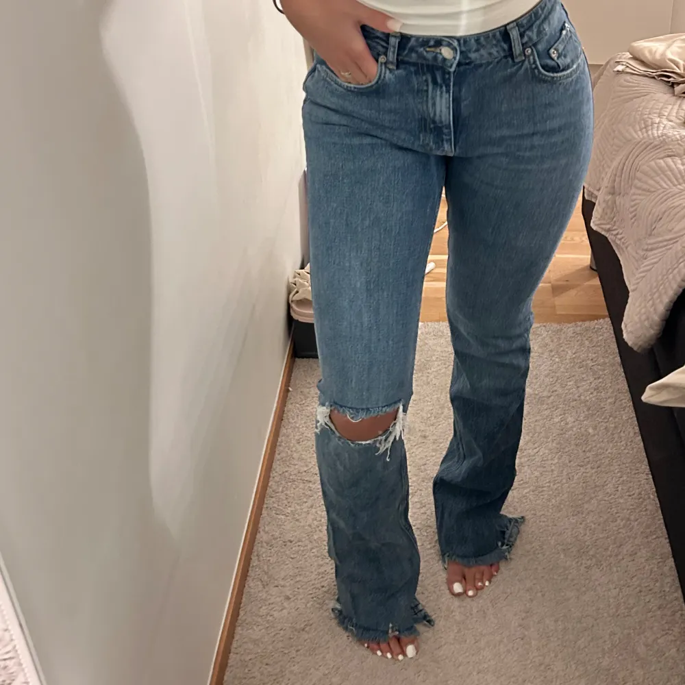 Mörkblå Bootcut jeans från ginatricot. Dessa är jätte långa så om du är 172+ så är de perfekt. . Jeans & Byxor.