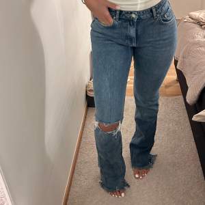 Mörkblå Bootcut jeans från ginatricot. Dessa är jätte långa så om du är 172+ så är de perfekt. 