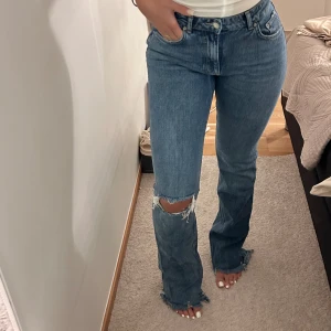 Jeans - Ginatricot - Mörkblå Bootcut jeans från ginatricot. Dessa är jätte långa så om du är 172+ så är de perfekt. 