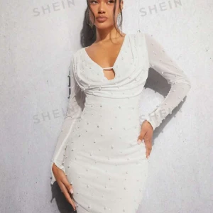 Vit klänning  - Jättefin klänning, bara testad. Lappen sitter kvar  Första bilden är lånad 