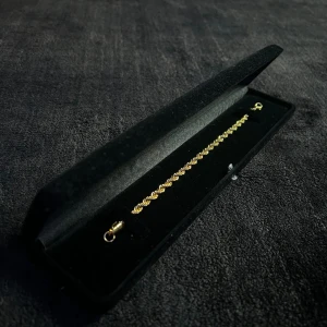 Guld armband - Väldigt fin guldplaterat armband med en trendig snurr design🤩 Armbandet är OANVÄNDT✅  Det går att frakta eller mötas upp i malmö. Skriv om det finns frågor som du har!