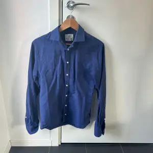 Marinblå Skjorta köpt i The Shirt Factorys butik