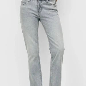 Low-waist jeans, straight leg modell - Säljer dessa helt oanvända low-wasit byxor från pull and bear. Sjukt snygg modell och sitter super fint dock lite för stora på mej nör ja testa dem darför används dem ej!