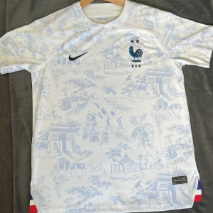 Frankrike borta Jersey 22/23 - En stil ren Jersey till sommaren som är i storlek s och i nyttskick. Pris kan diskuteras 