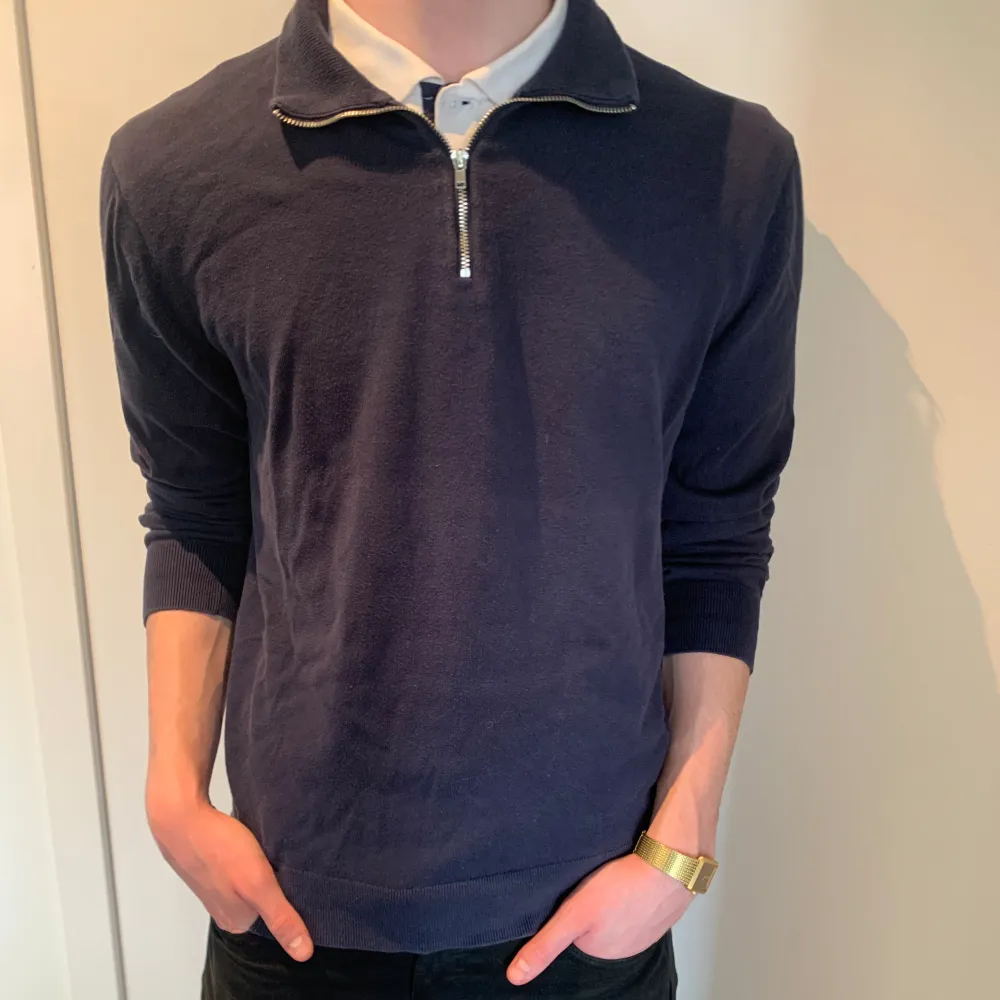 Hej säljer nu denna snygga halfzip tröjan i färgen mörblå som är köpt på Brothers för 700kr. Modellen på bilden är ca 180 lång. Skick 5/10 inga hål eller fläckar men är lite solblekt på vissa ställen. . Tröjor & Koftor.