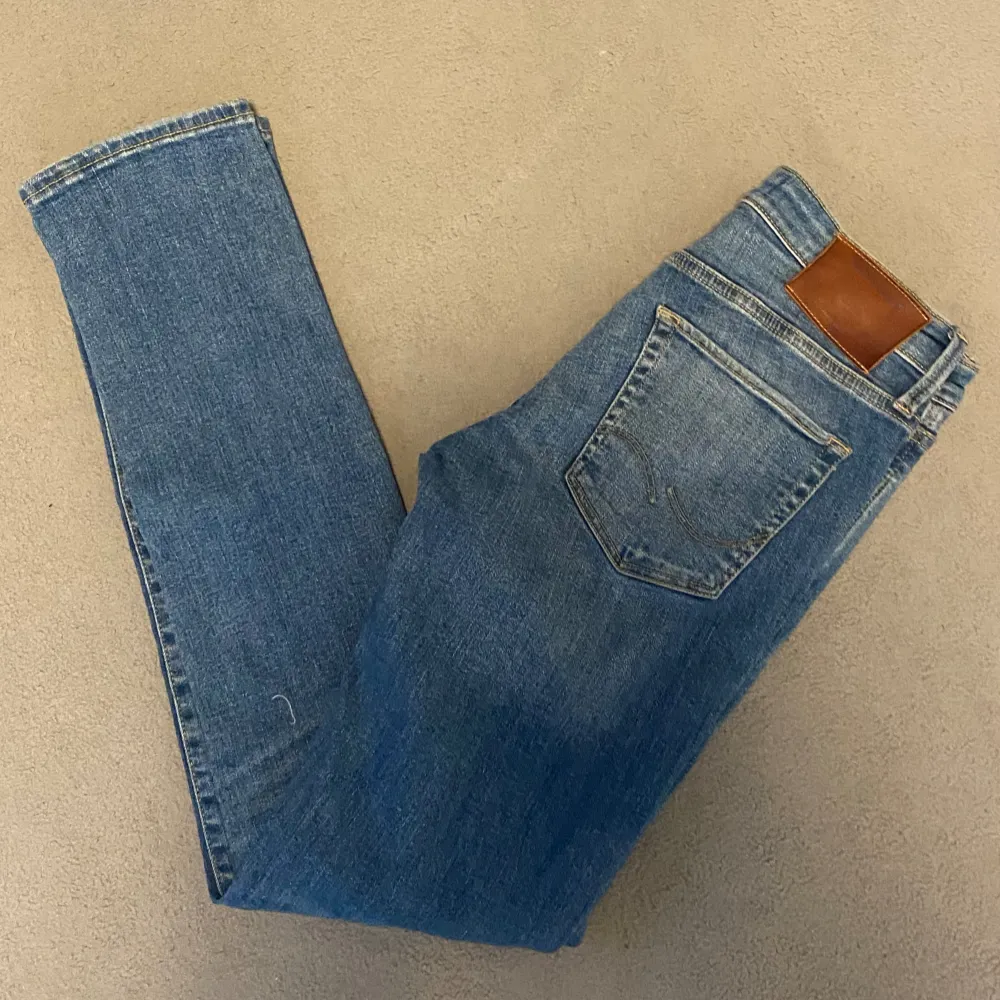 Vi säljer nu dessa riktigt feta Jack & Jones jeans ripped i passformen slim. Toppskick utan några defekter. Hör av dig vid frågor! . Jeans & Byxor.