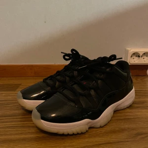 Air Jordan 11 Retro Low 72-10 - Använd endast 1 gång, nästintill nyskick, inga fel eller skador För små för mig så kommer ej till användning Nypris, ca 2500-3000 därifrån priset, men buda gärna   Fråga om fler bilder eller andra funderingar! |finns ej orginalbox|annan nikebox finns