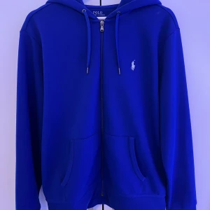 Ralph Lauren Zip Up - Fin Ralph Lauren tröja i storlek M i ett princip nyskick. Har knappt använts något, ett fåtal gånger. 