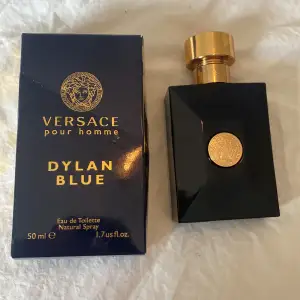 Dylan blue en kryddig sommar parfym. Nästan hela är kvar har lådan det är en 50 ml typ 49 ml kvar.