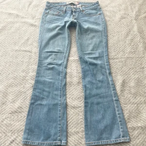 Jeans - Lågmidjade levis jeans, har en svag fläck på högra fickan som man kan se på bild 3, men inget jag skulle säga man märker av. Skriv privat för mått eller fler bilder💗