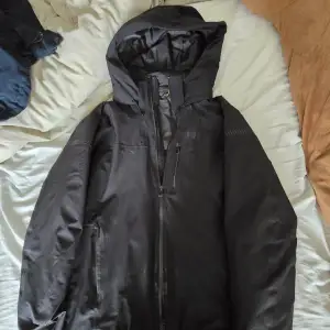 Helly Hansen vinterjacka strl XL. Använt skick. Nypris 4995kr. Säljes för 1000.