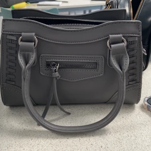 Grå väska  - Intressekoll på denhär gråa väskan från gina tricot! Hör av dig om du är intreserad eller har frågor 