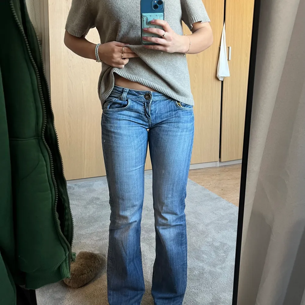 Supersnygga Lågmidjade jeans från QS by s.Oliver. Midjemåttet är 38cm och de är en bra lång för mig som är 168cm🥰. Jeans & Byxor.