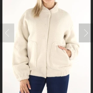 Jacka  - Säljer denna jättefina beiga ”bomberjackan” från Vero Moda, skriv för egna bilder. Köpt för 680kr säljer för 280