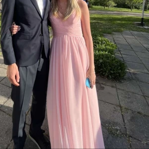 Balklänning  - KAN GÅ NER I PRIS⚠️Säljer min balklänning från jj’s house som endast är använd 1 gång! Som referens är ja 165 och den va bra i längden med klackar!💓💓Den har inga diffekter, skriv om du har frågor!