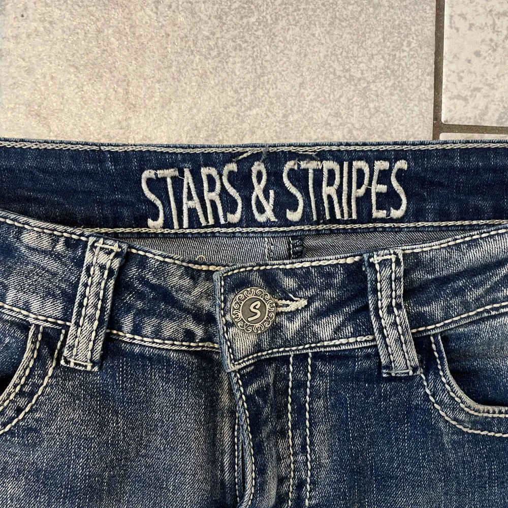 Skitsnygga jeans, säljer då jag köpte en storlek för stor💕 De är bara använda några få gånger Kanske kan mötas upp!💗 Nypris ca 1000kr. Jeans & Byxor.
