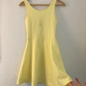 Gul klänning - Sommarklänning från h&m. Mycket bra skick! Säljer då den inte används. 