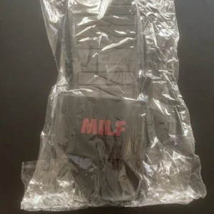 Tofflor - Säljer ett par helt nya Milf hunter tofflor som aldrig ens är öppnade. Bilden där dem är utanför plastens är inte min. 