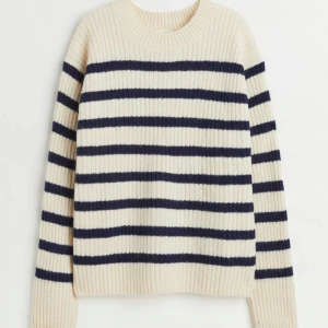 Stickad tröja - Stickad tröja ifrån h&m i storlek xs, den har blivit lite noppig men fortfarande jätte mjuk, 130kr