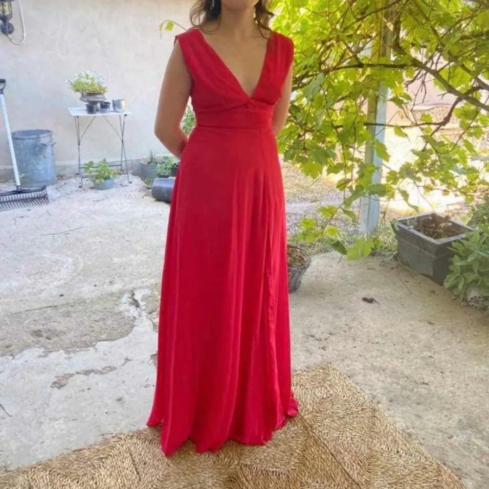 Fin röd balklänning i super fint material och med slits❤️🥰 Är köpt secondhand så vet inte märket. . Klänningar.