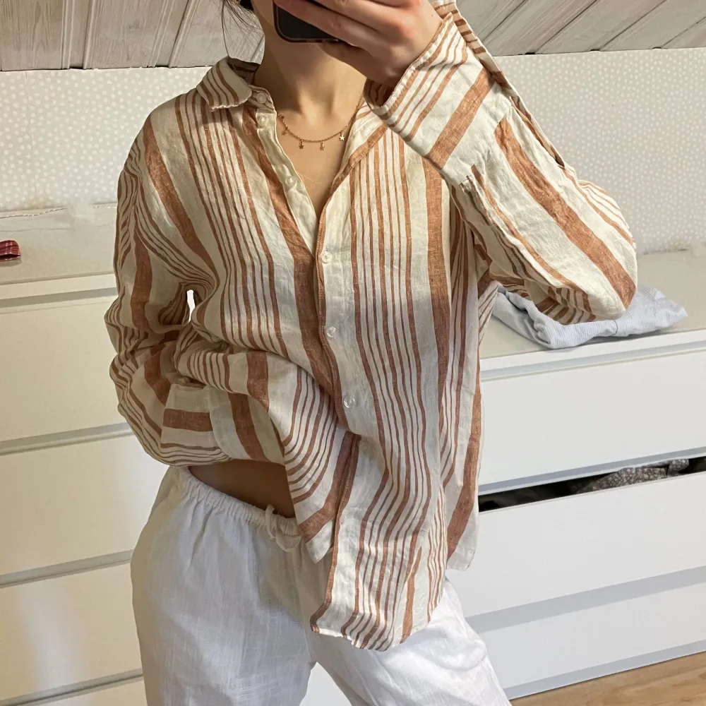 Randig linne skjorta i storlek xs från Gina tricot, 130kr. Skjortor.