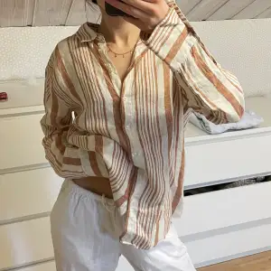 Randig linne skjorta i storlek xs från Gina tricot, 130kr