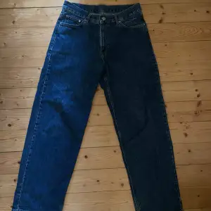 Storlek XS, säljer mina snygga jeans med brodyr vid fickan då jag ej använder dom längre. Bra skick 