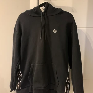 Fred Perry hoodie - Säljer denna snygga Fred Perry hoodie i storlek: S/ UK10. Bra skick, inga skador eller slitningar.