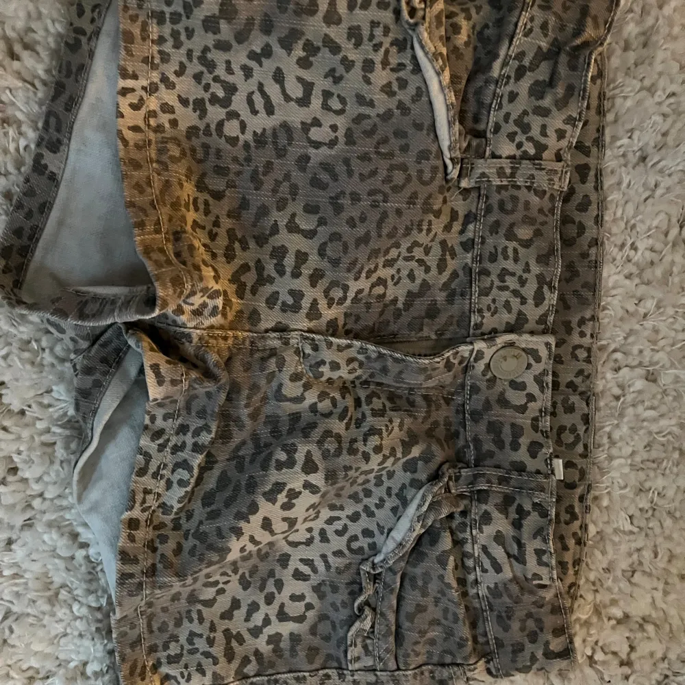 Jätte fina lågmidjade leopardshorts som kommer från h&m. Jag säljer dom då de tyvärr blivit för små. Jätte fina nu till sommaren🥰🥰. Kjolar.