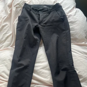 Lågmidjade kostymbyxor  - Lågmidjade kostymbyxor, svarta. Med slitt 