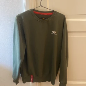 Alpha industries   - Säljer denna alpha industries tröja , den är i storlek s och passar väldigt bra om man har xs-s i storlek 
