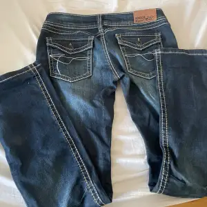 Säljer jättesnygga jeans, som tyvär inte passar mig