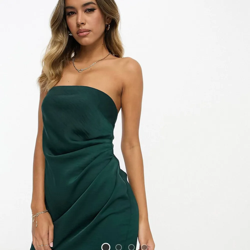 Säljer en helt ny klänning från Asos, aldrig använd💕. Klänningar.