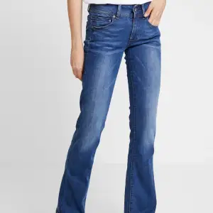 Ett par bootcut jeans ifrån Gstar. Det ser lite ljusare ut i verkligheten. Det är små i midjestorleken, jag som brukar ha 23 eller 24 får ha 25. Nypris är 1095kr, jag säljer för 400kr. Skriv till mig för fler bilder💕